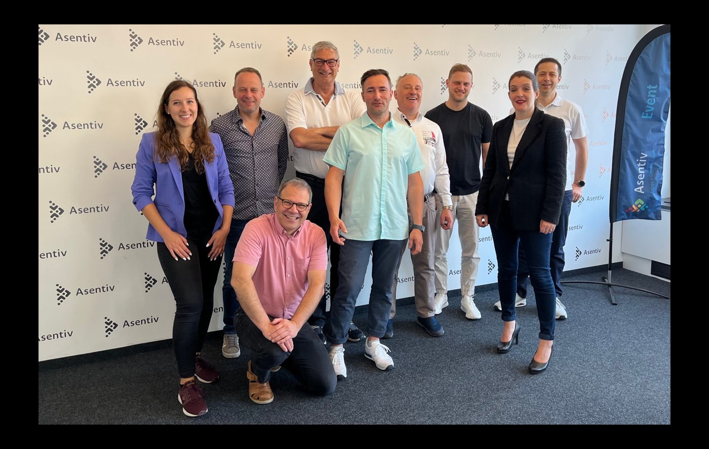 Asentiv Team vor der Markenwand