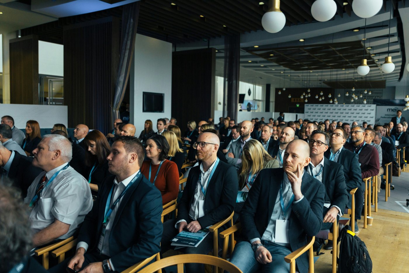 Asentiv Konferenz mit vollem Saal